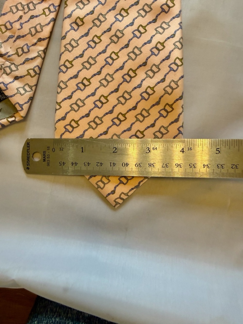 Fendi Pink Silk Chain-Link Pattern Tie - Picture 2 of 3